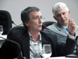 CÂMARA FORA DO EIXO: vereador surpreende e vota contra seu próprio Projeto de Lei kaboja - vota contra